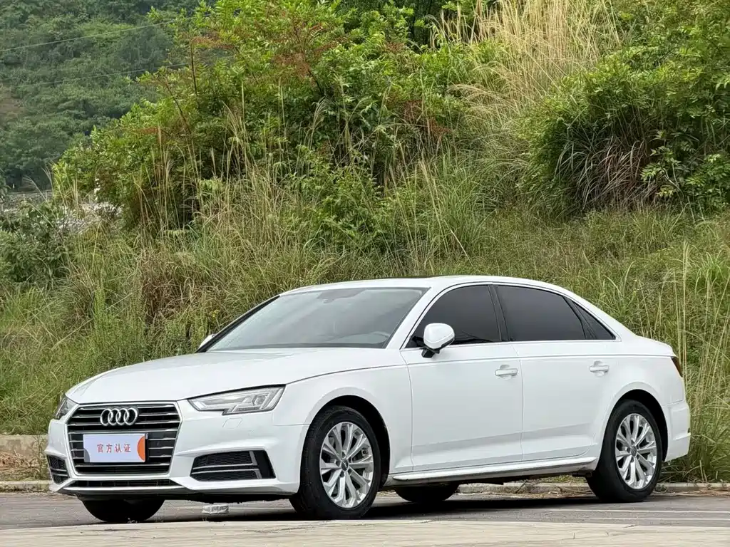 Audi A4L 2019 — фото 1