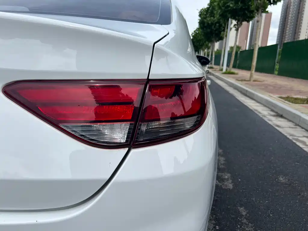 Hyundai Elantra 2018 — фото 15