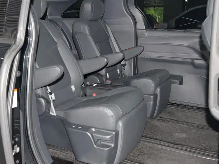 Toyota Granvia 2023 — фото 10