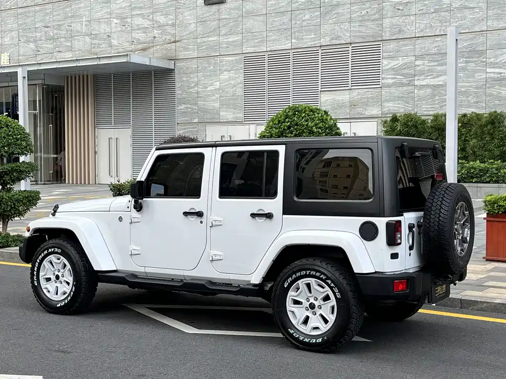 Jeep Wrangler 2016 — фото 18