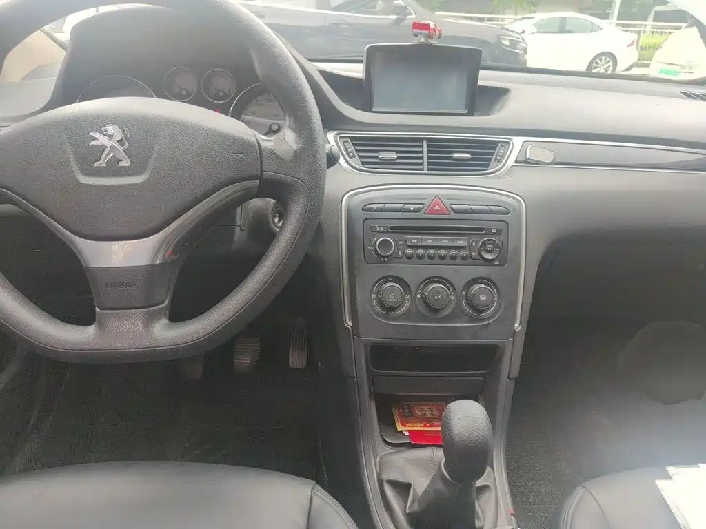 Peugeot 308 2014 — фото 10