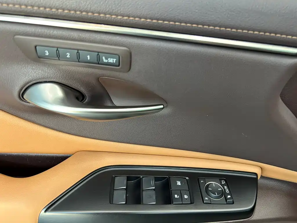 Lexus ES 2019 — фото 16