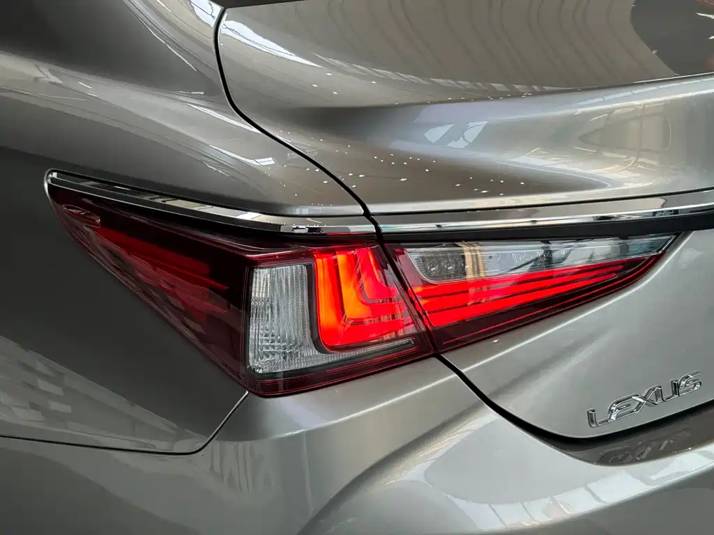 Lexus ES 2019 — фото 11