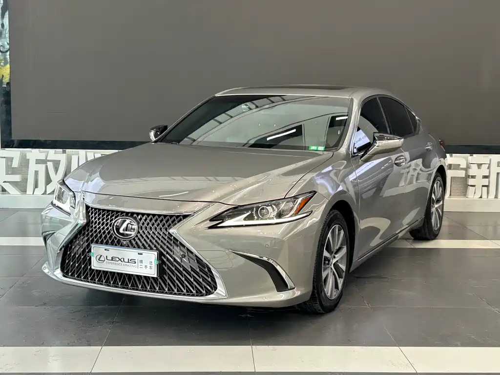 Lexus ES 2019 — фото 1