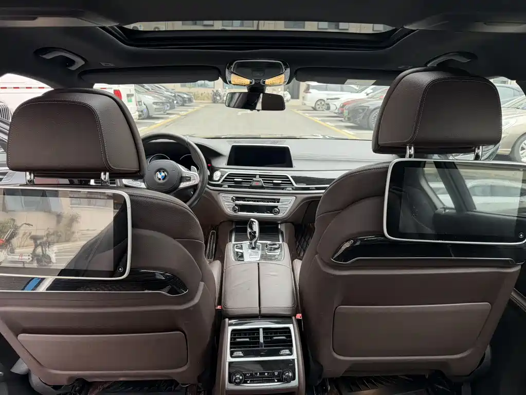 BMW 7 Series 2018 — фото 10