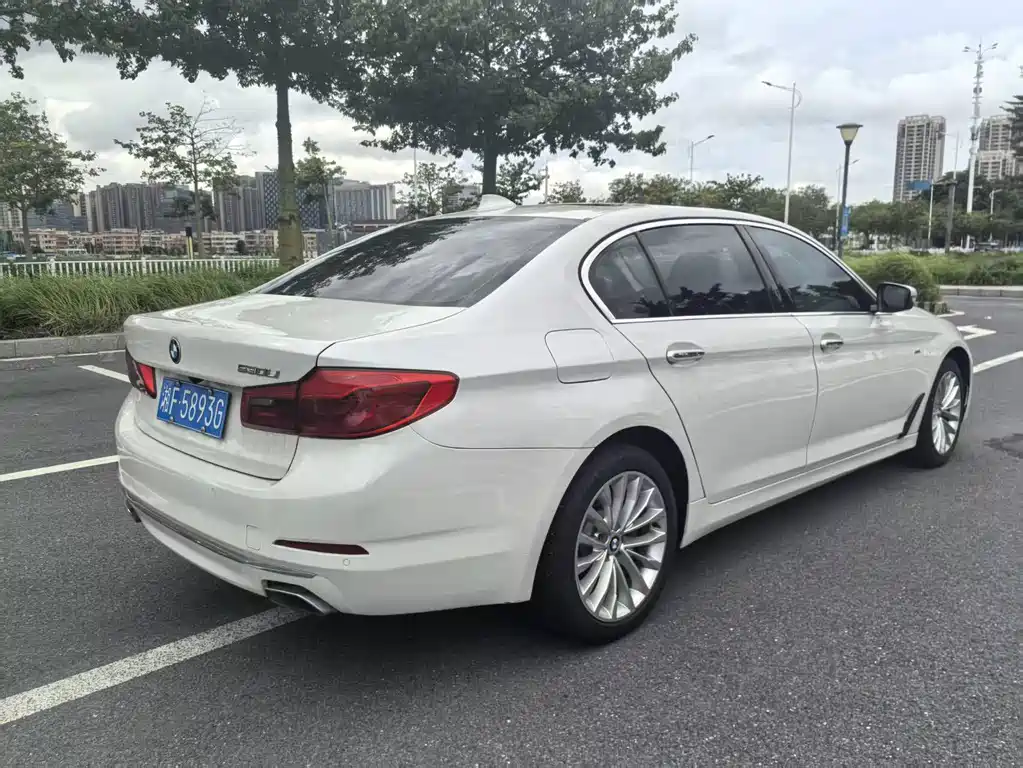 BMW 5 Series 2018 — фото 9
