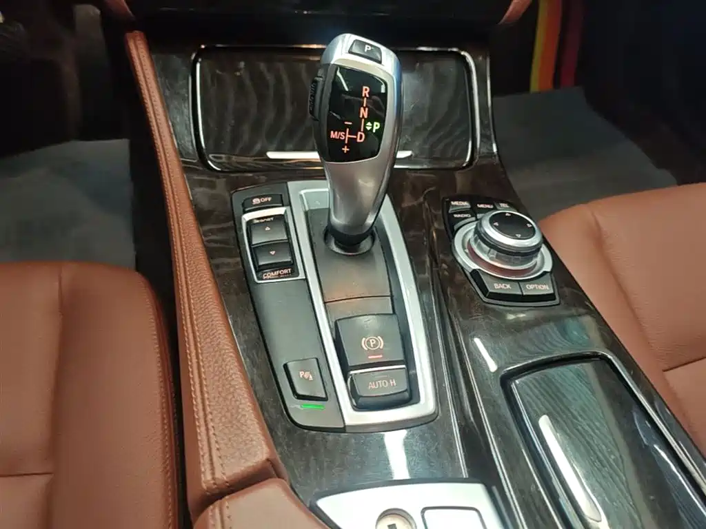 BMW 5 Series 2017 — фото 14