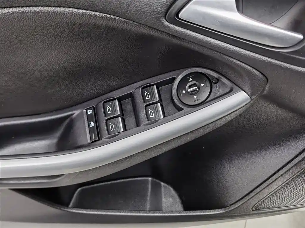Ford Focus 2015 — фото 9