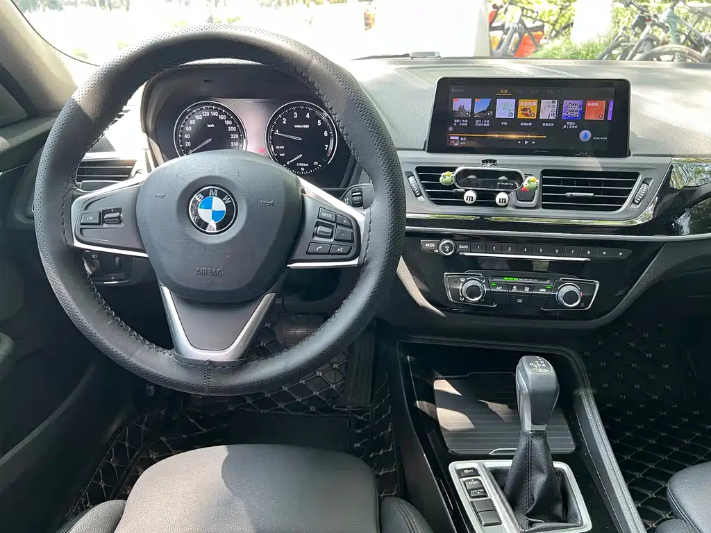 BMW 1 Series 2018 — фото 10