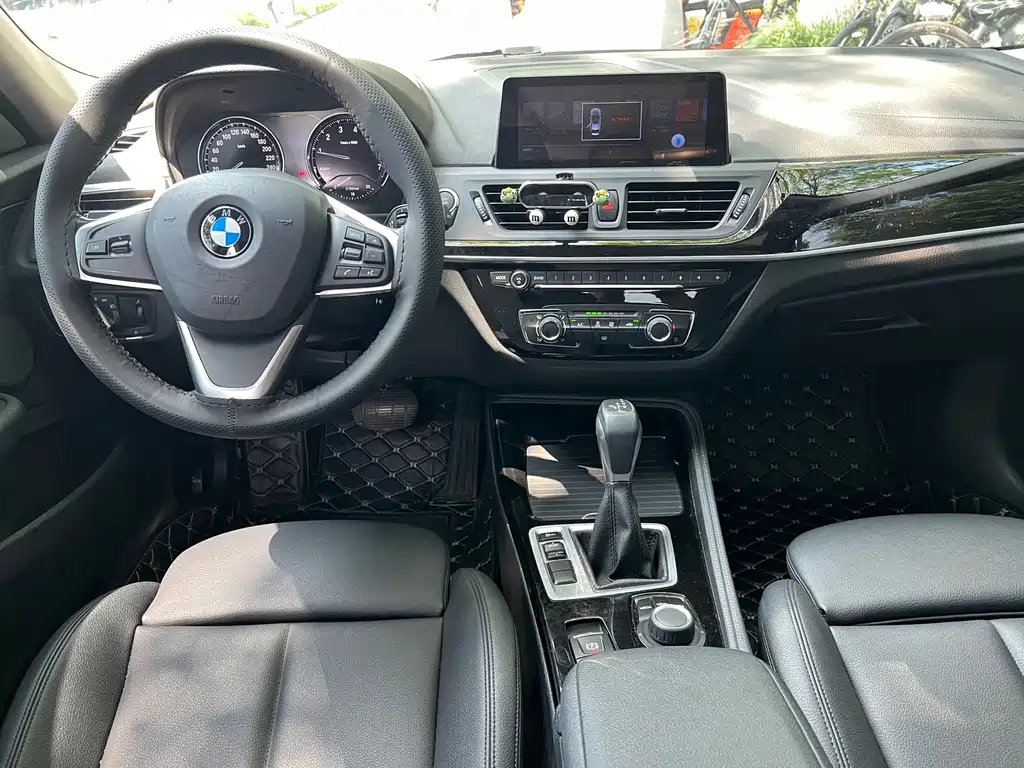 BMW 1 Series 2018 — фото 11