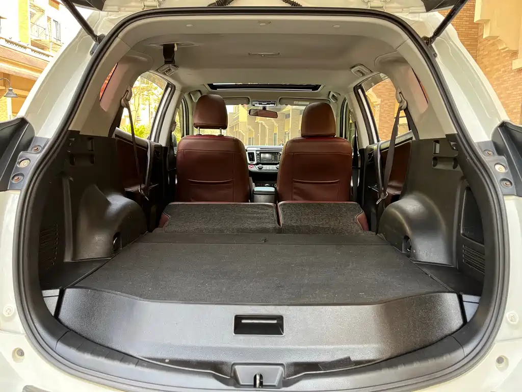 Toyota RAV4 2017 — фото 12