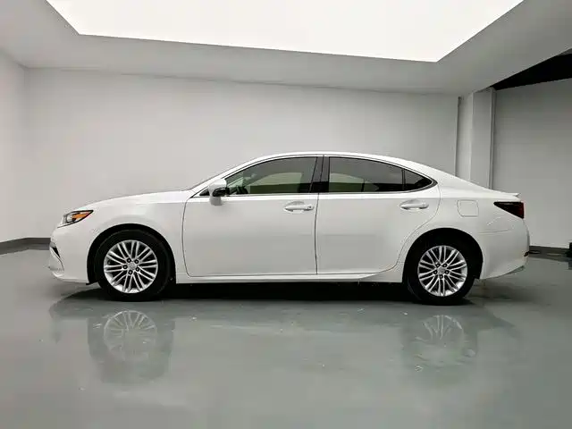 Lexus ES 2017 — фото 13