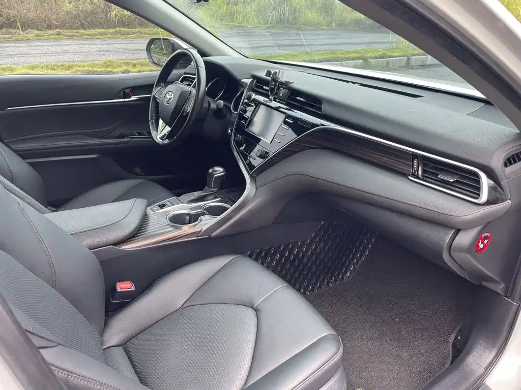 Toyota Camry 2018 — фото 16