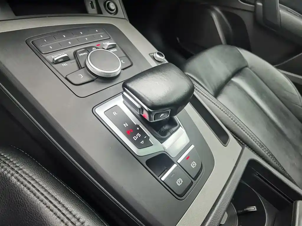 Audi Q5L 2018 — фото 13