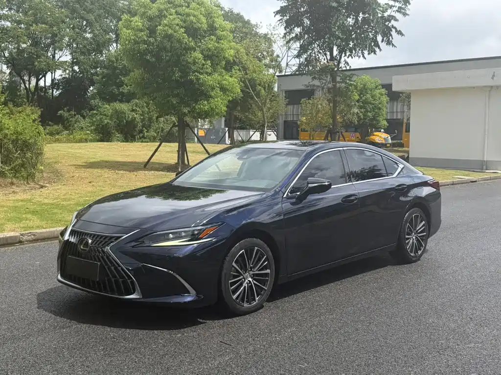 Lexus ES 2021 — фото 1