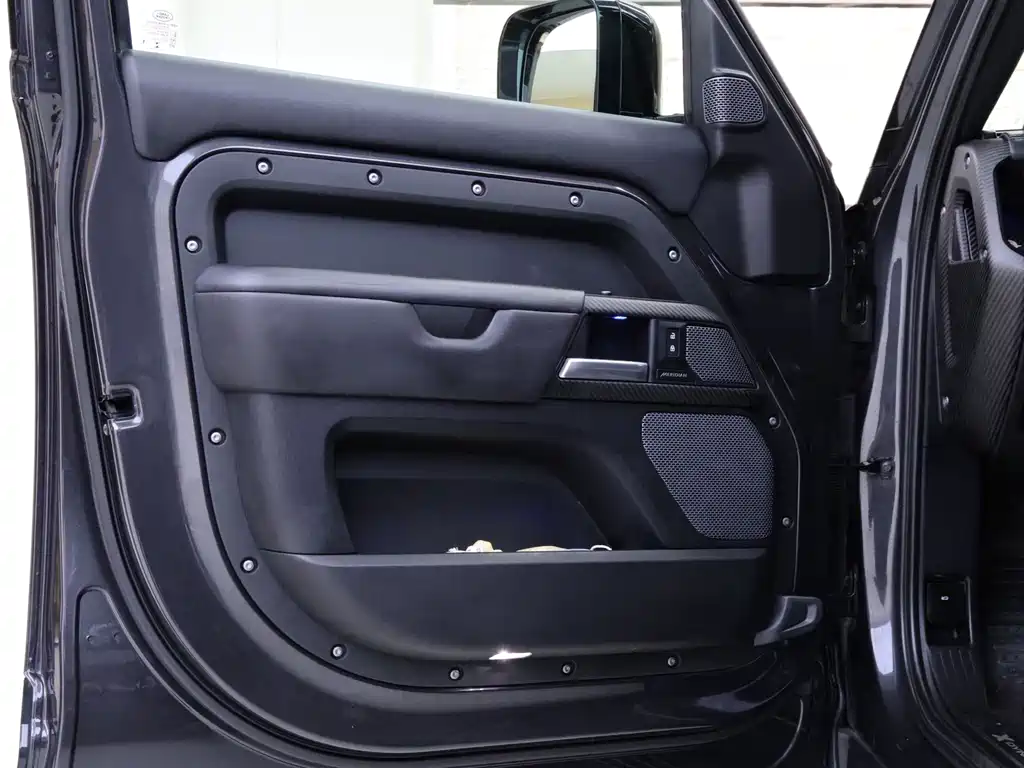 Land Rover Defender 2022 — фото 17