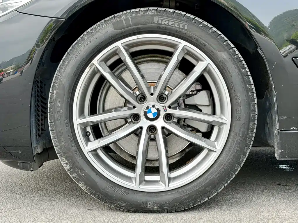 BMW 5 Series 2019 — фото 26