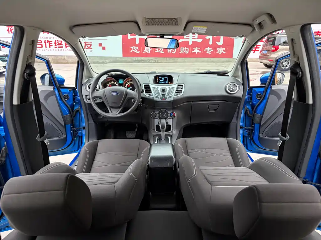 Ford Fiesta 2015 — фото 7