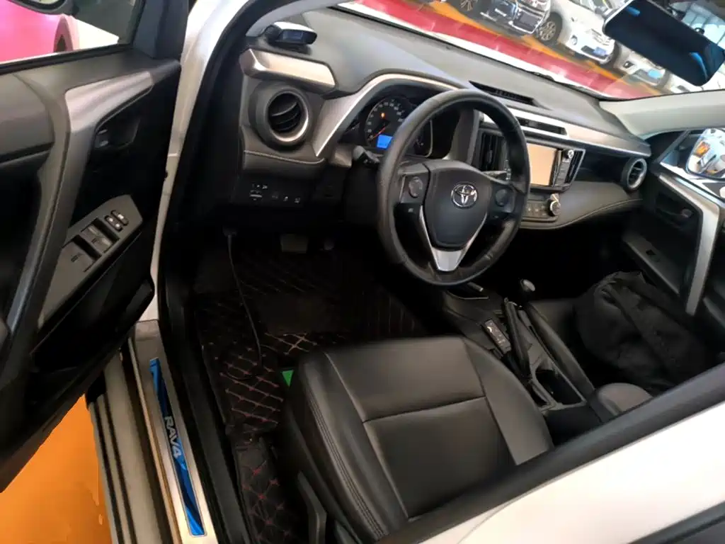 Toyota RAV4 2018 — фото 16