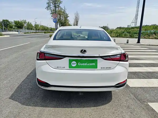 Lexus ES 2023