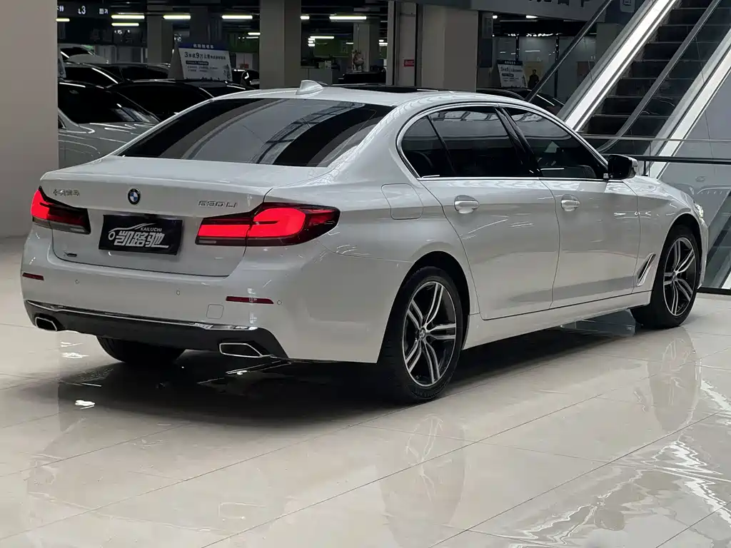BMW 5 Series 2021 — фото 13