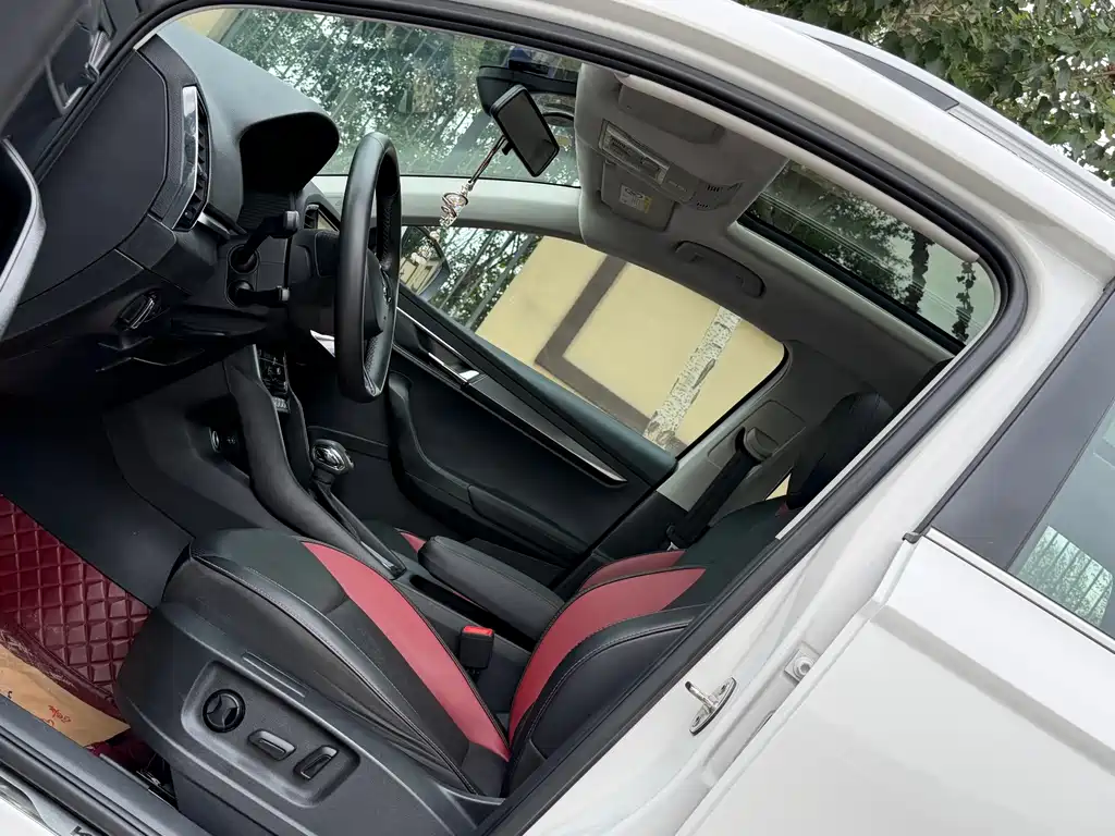Skoda Karoq 2023 — фото 11