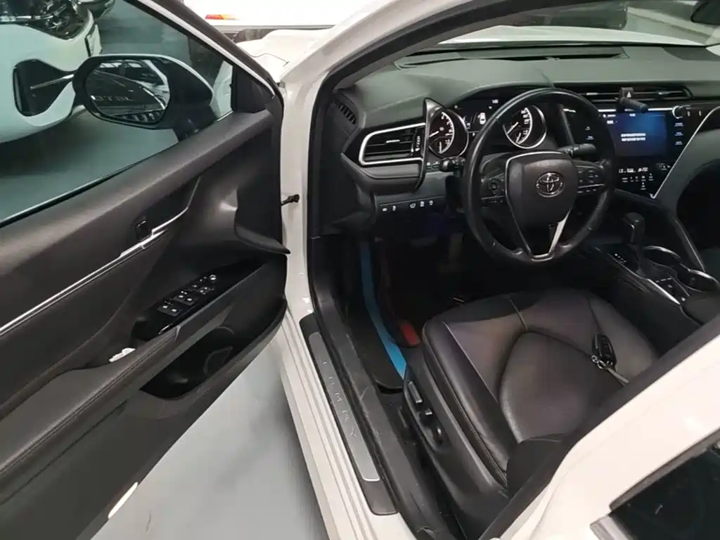 Toyota Camry 2019 — фото 16