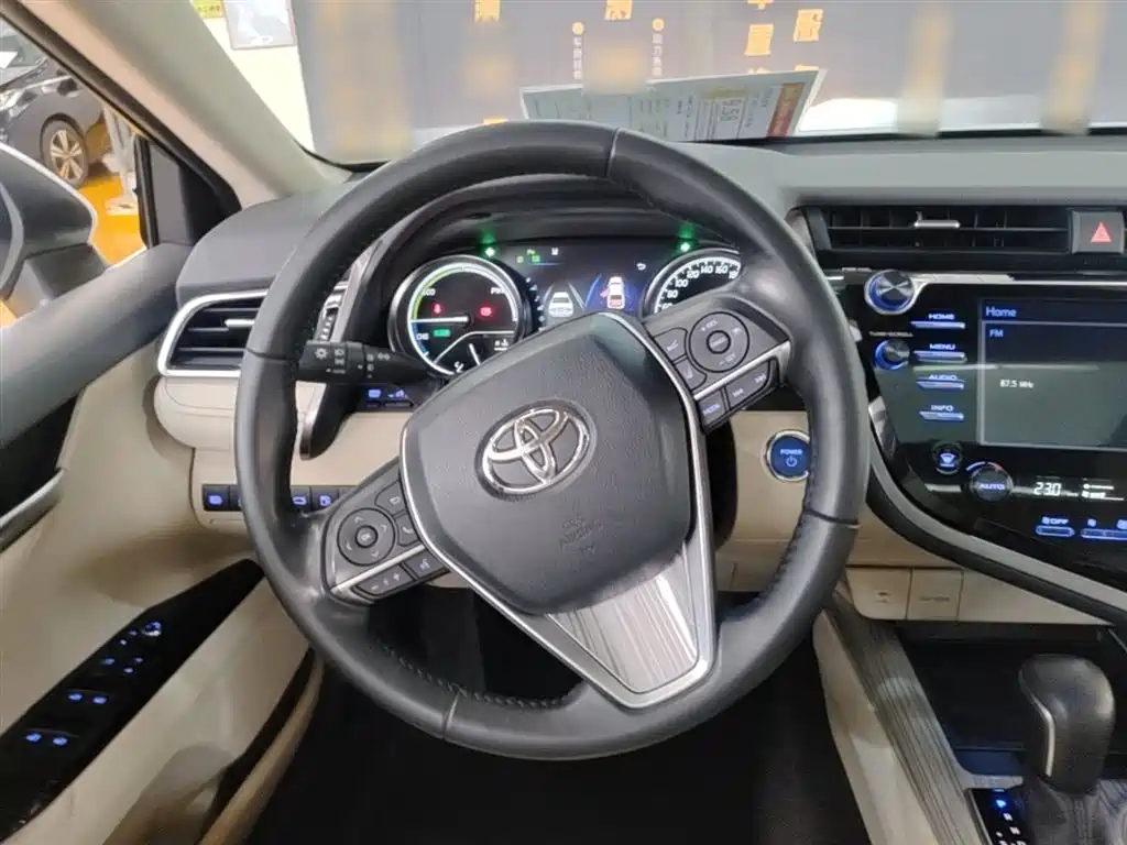 Toyota Camry 2018 — фото 17