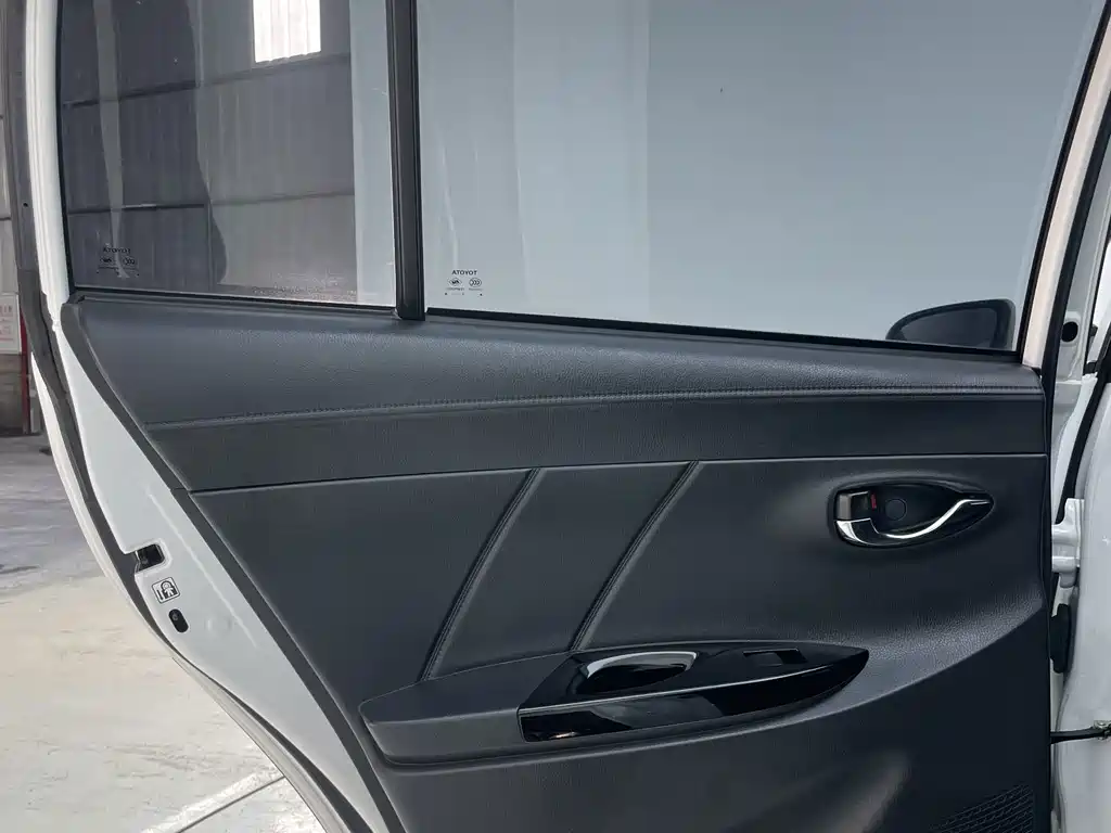 Toyota Yaris L 2022 — фото 17