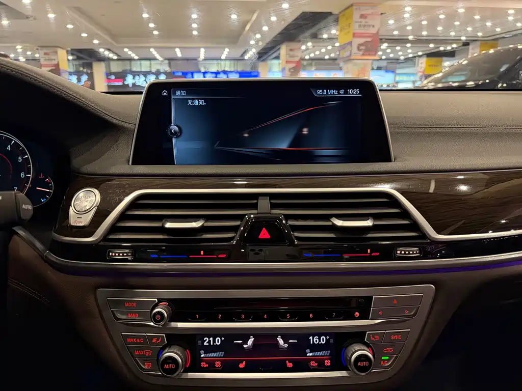BMW 7 Series 2017 — фото 10