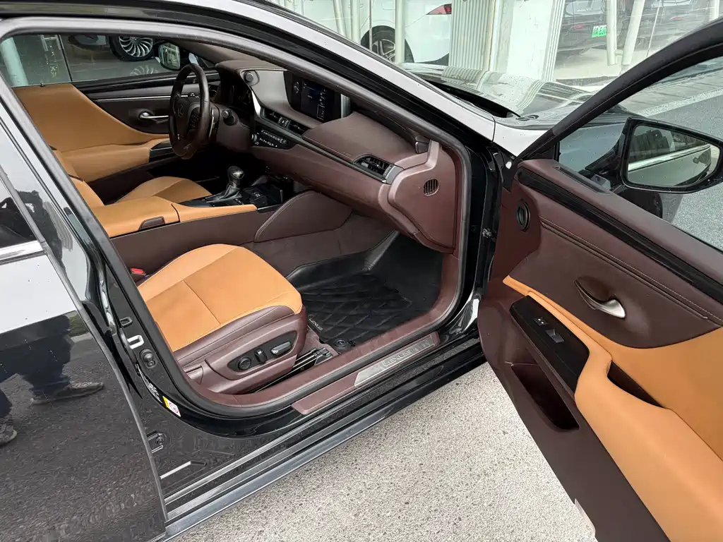 Lexus ES 2019 — фото 16