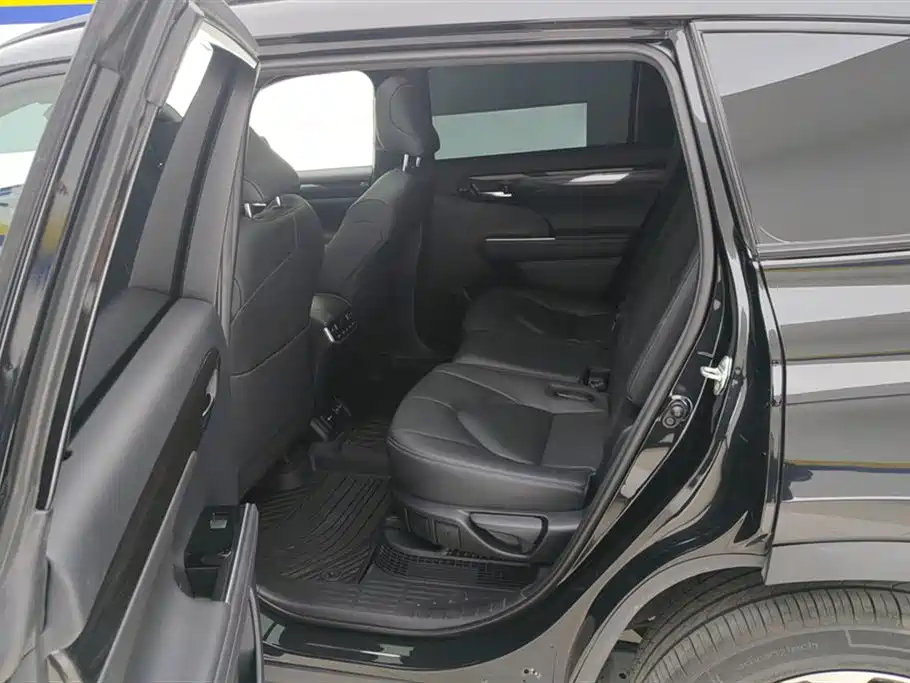 Toyota Crown Kluger 2023 — фото 11