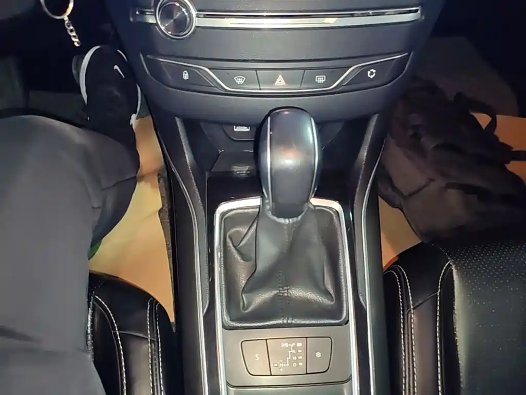 Peugeot 408 2014 — фото 14