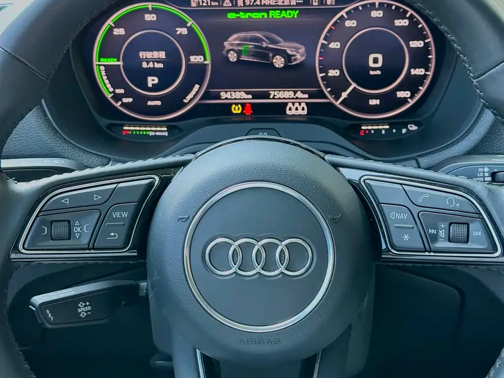 Audi Q2L e-tron 2019 — фото 12