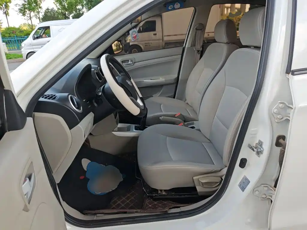 Changan Yuexiang V3 2018 — фото 15