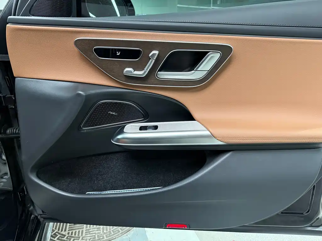 Mercedes-Benz E-Class 2025 — фото 17