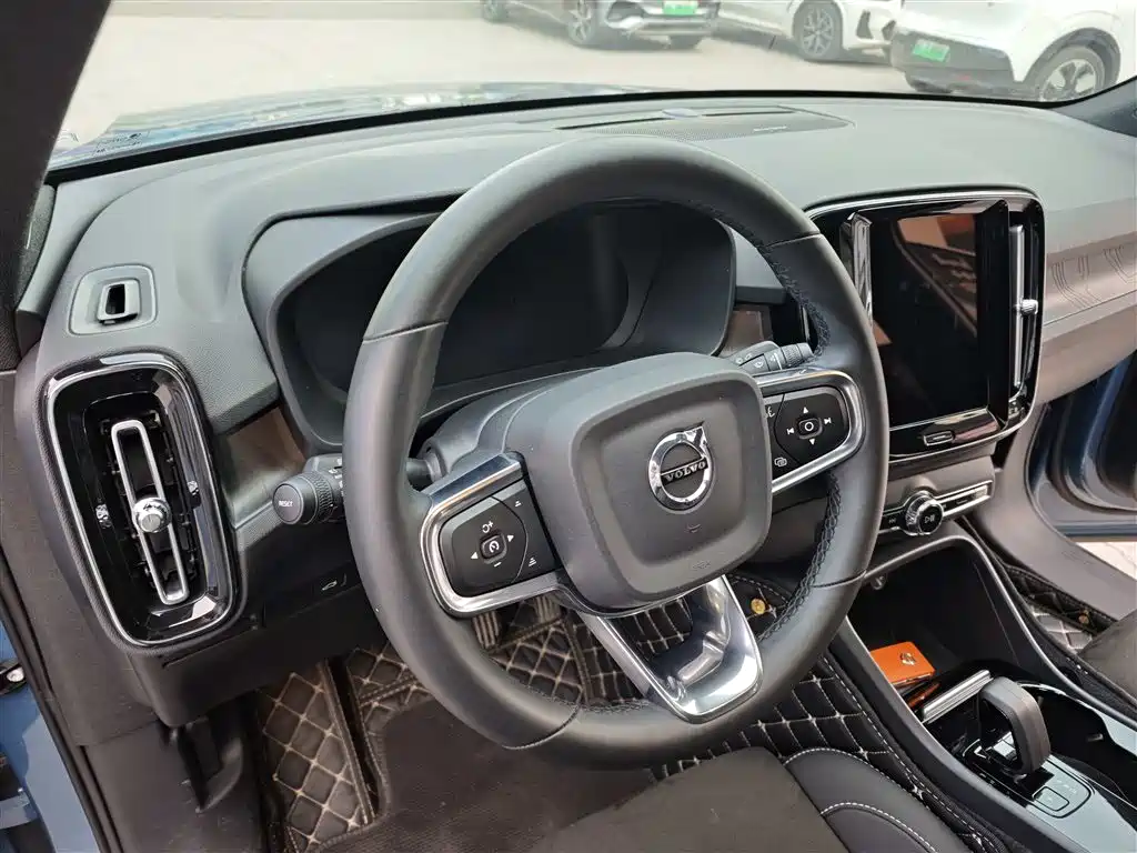 Volvo C40 2023 — фото 13