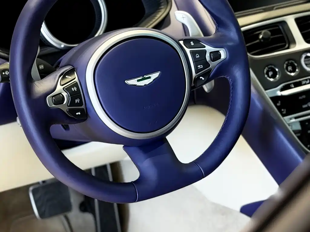 Aston Martin DB11 2019 — фото 12