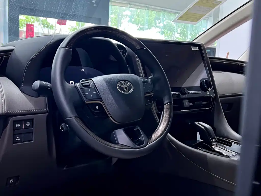 Toyota Alphard — фото 6