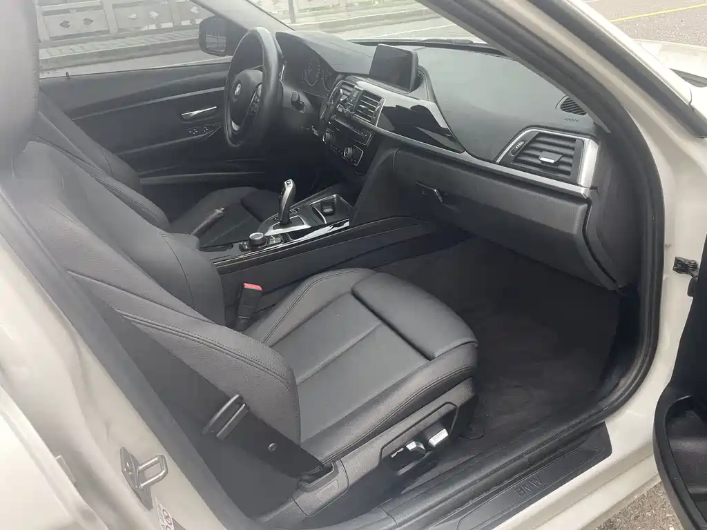 BMW 3 Series 2018 — фото 10