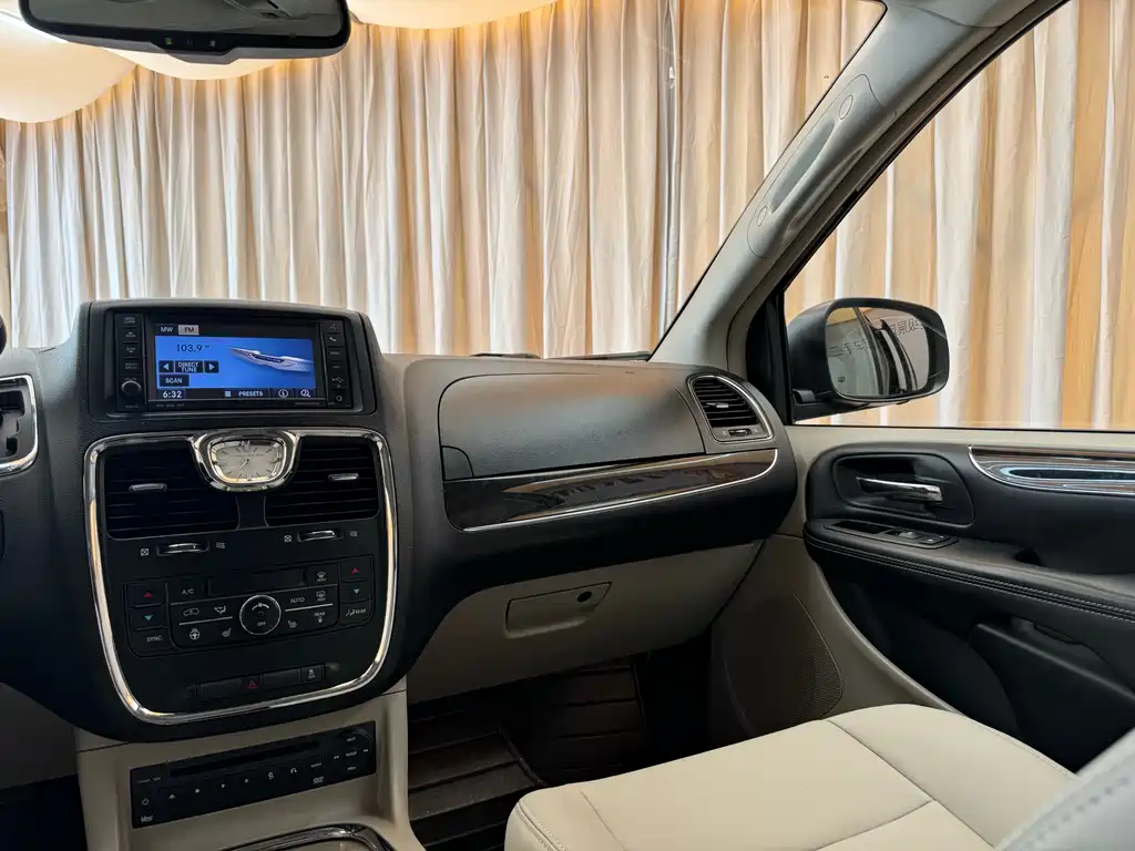 Chrysler Grand Voyager 2014 — фото 18