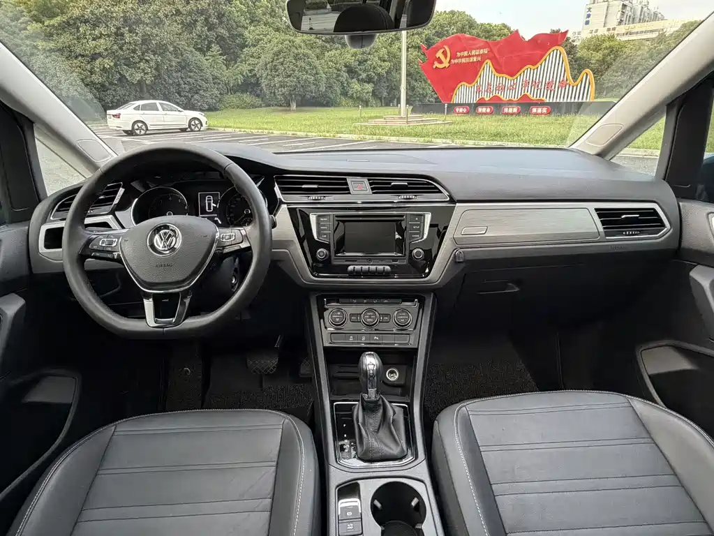 Volkswagen Touran 2017 — фото 11