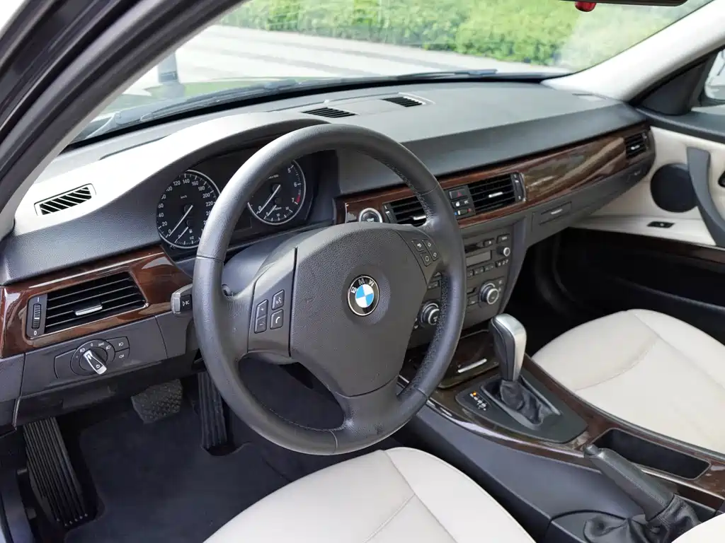 BMW 3 Series 2011 — фото 15