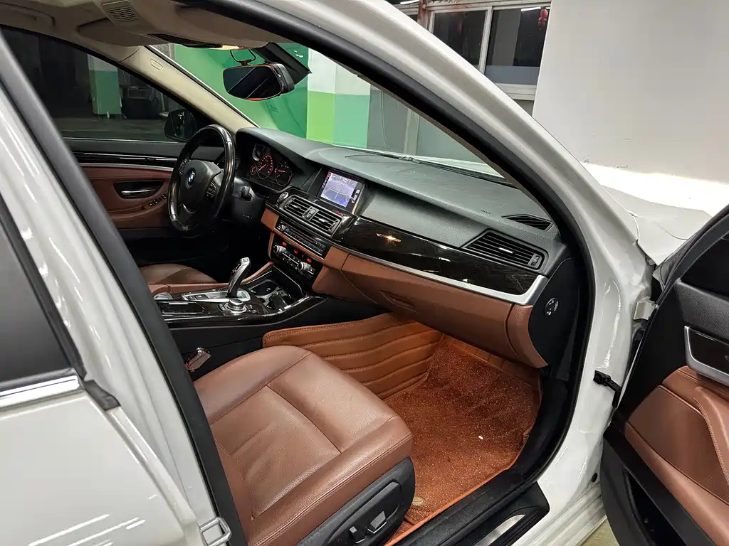 BMW 5 Series 2017 — фото 11