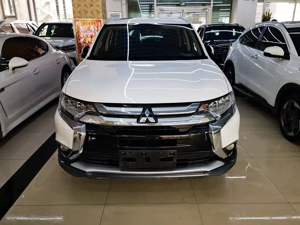 Mitsubishi Outlander 2017 — фото 2