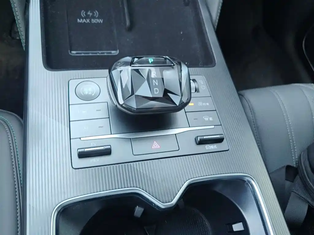 BYD L DM-i 2025 — фото 14