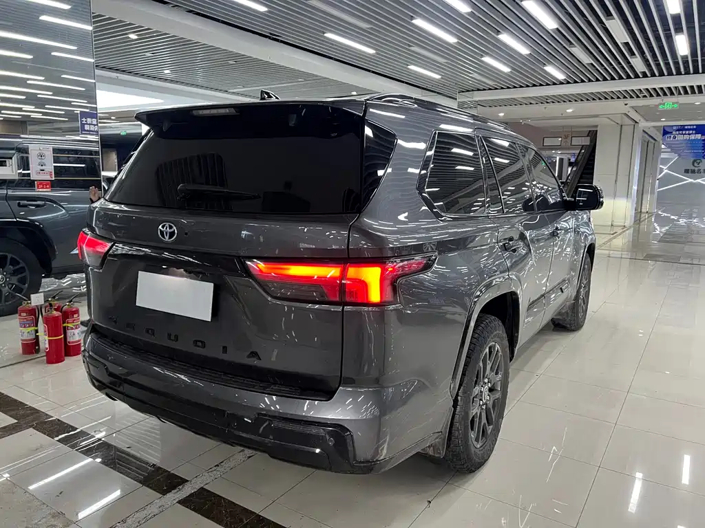 Toyota Sequoia 2023 — фото 10
