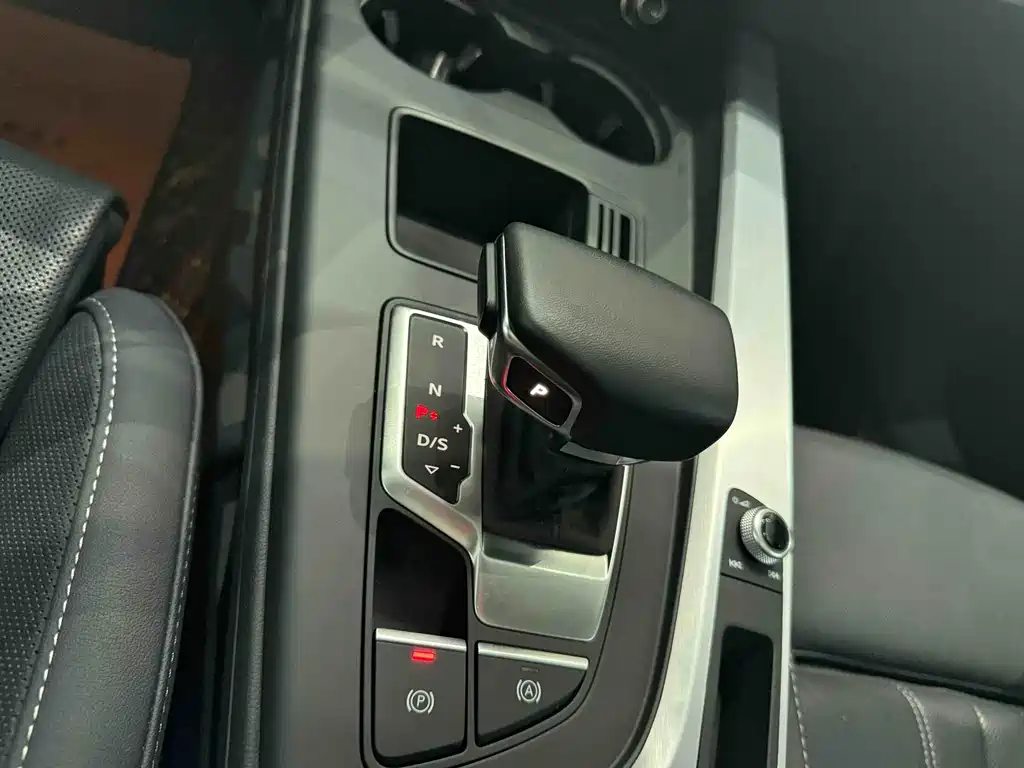 Audi A4L 2023 — фото 13