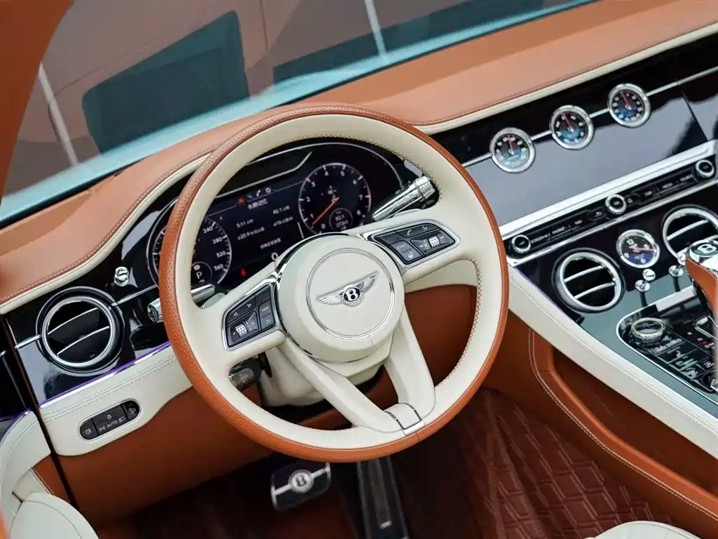 Bentley Continental 2023 — фото 12