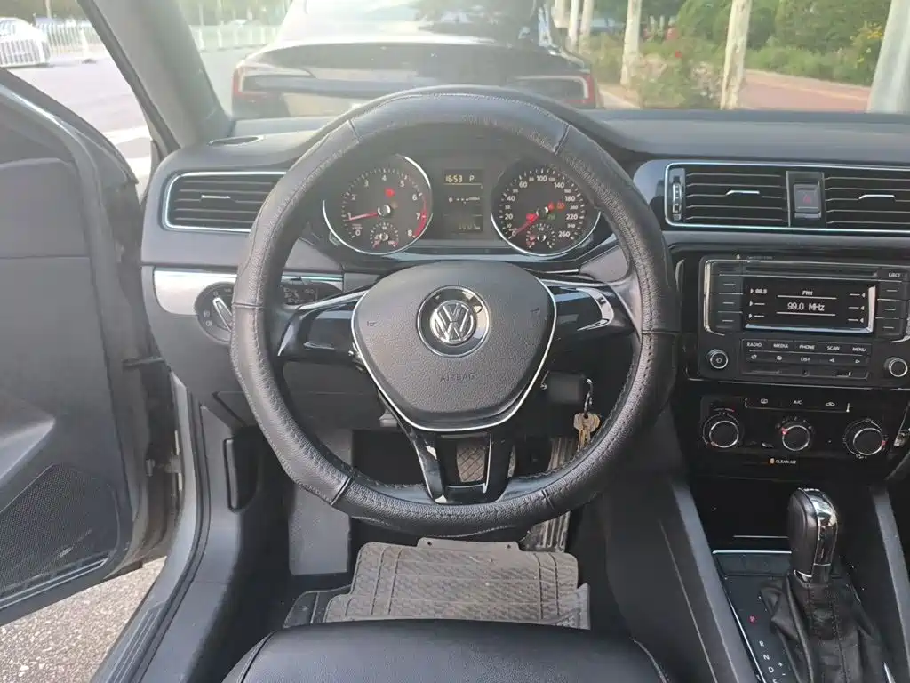 Volkswagen Sagitar 2016